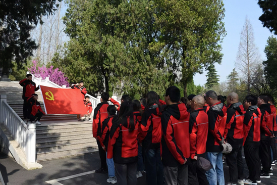 支部黨員在新四軍烈士陵園內(nèi)莊嚴(yán)宣誓 攝影:王蘇林 (1).jpg